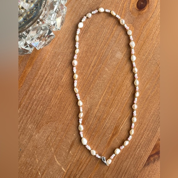 Dainty pink pearly beaded necklace - Picture 3 of 3